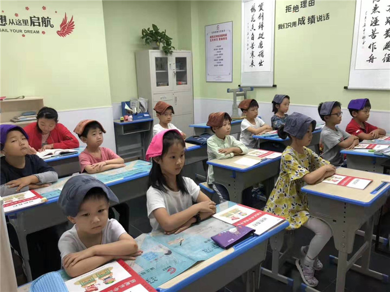 教室內(nèi)學員端正坐姿
