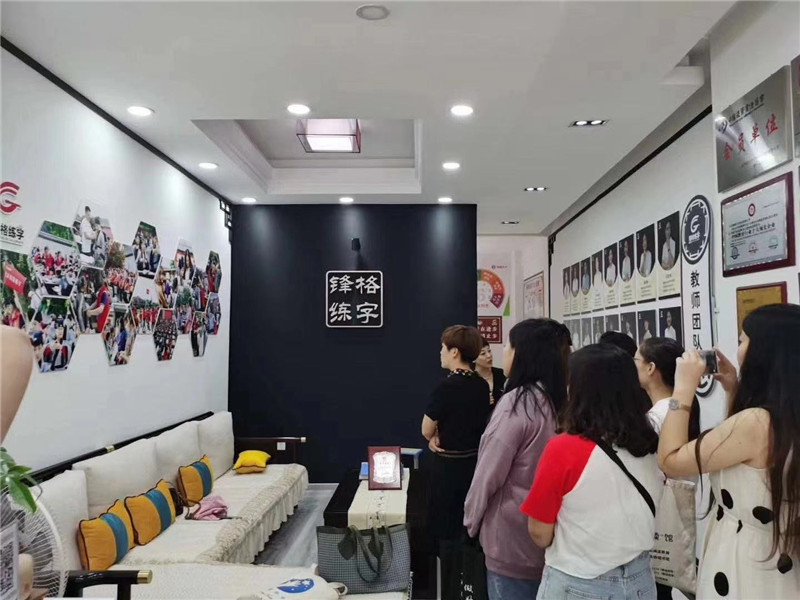 開業(yè)招生團(tuán)隊(duì)帶領(lǐng)家長參觀鋒格校區(qū)